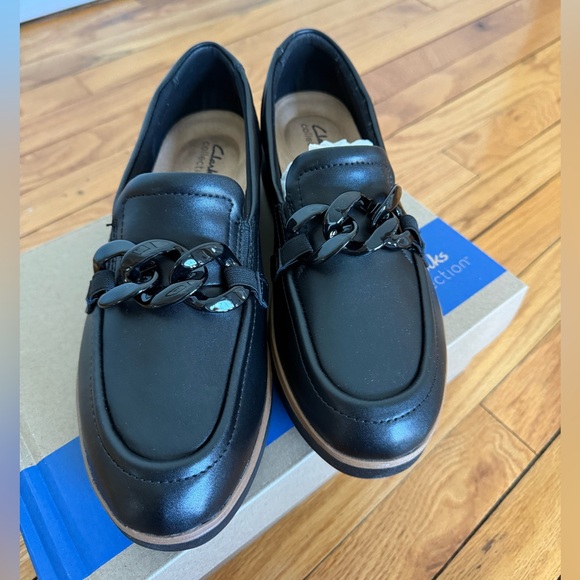 NWT Clarks Black Loafers with Glossy Chain Accent - Picture 3 of 16